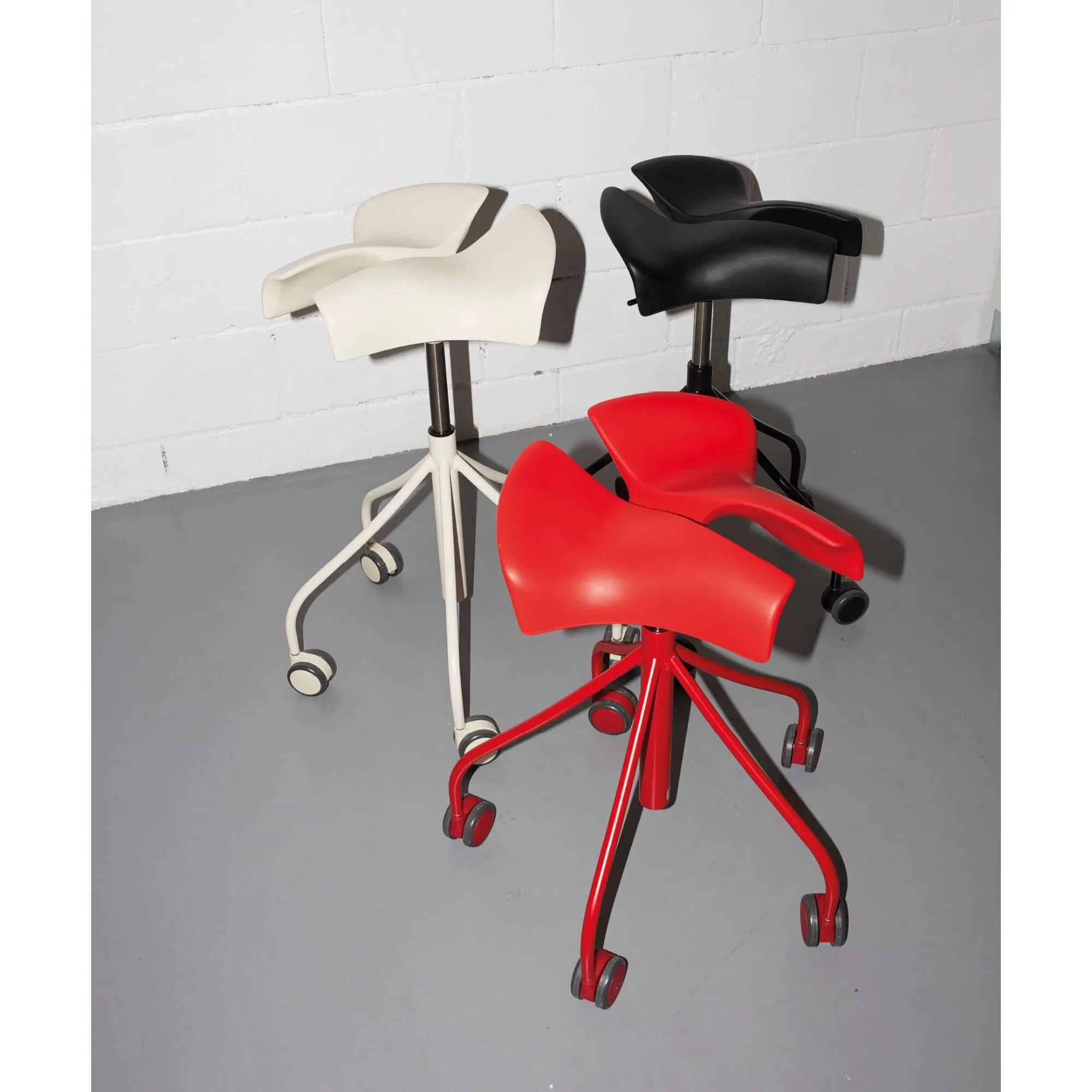 BD Barcelona Binaria ergonomic stool, red