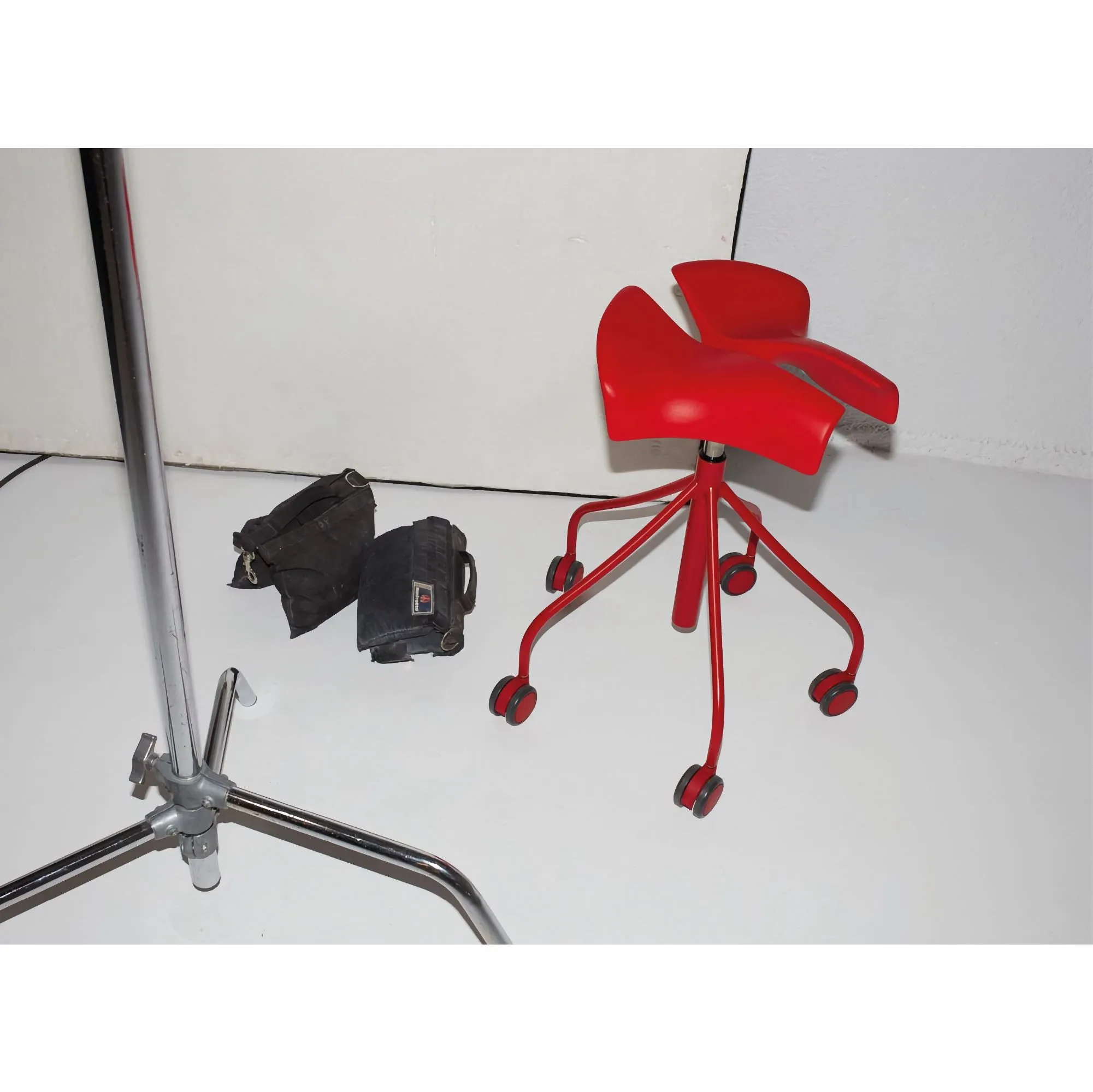 BD Barcelona Binaria ergonomic stool, red
