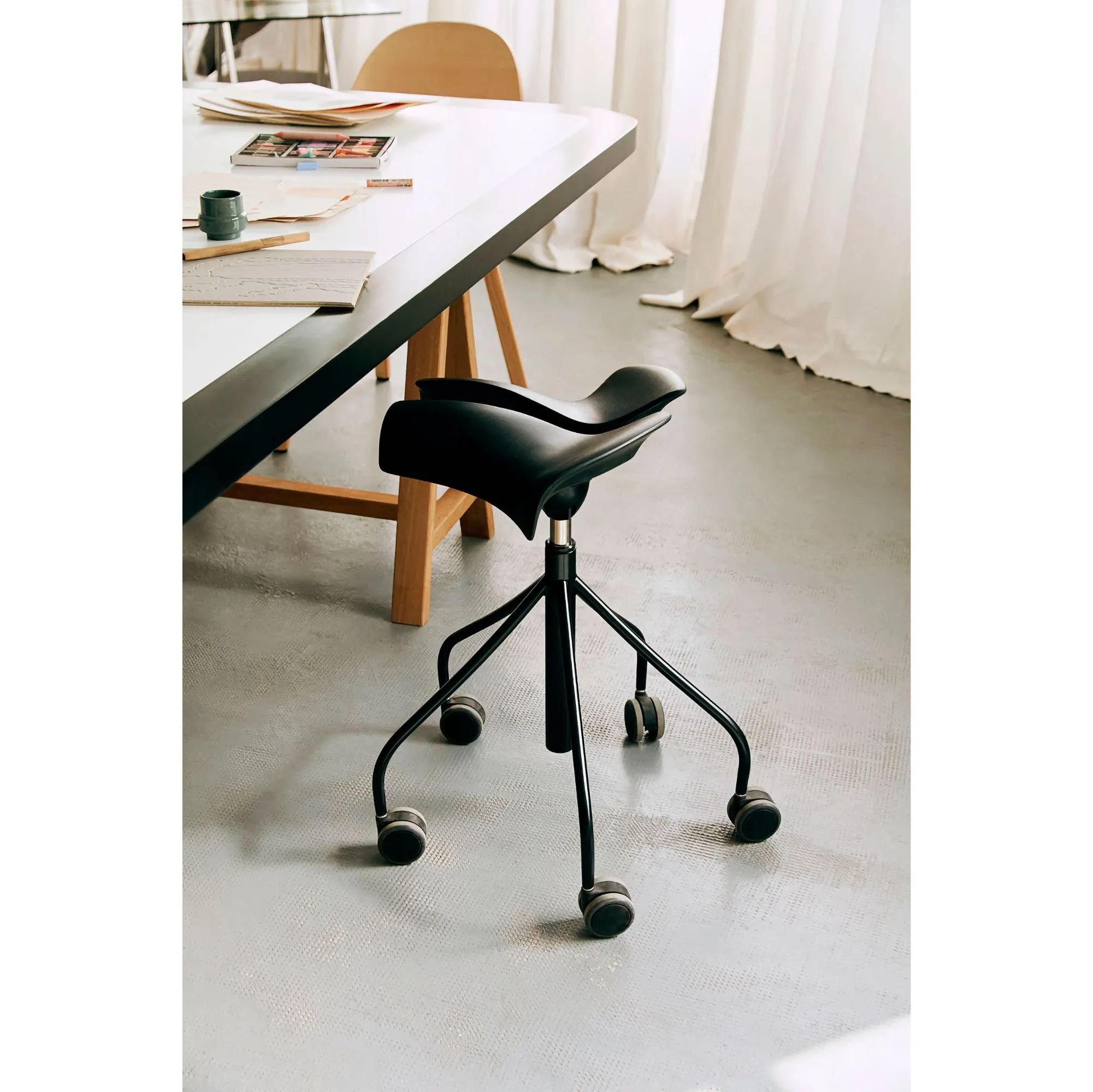 BD Barcelona Binaria ergonomic stool, red