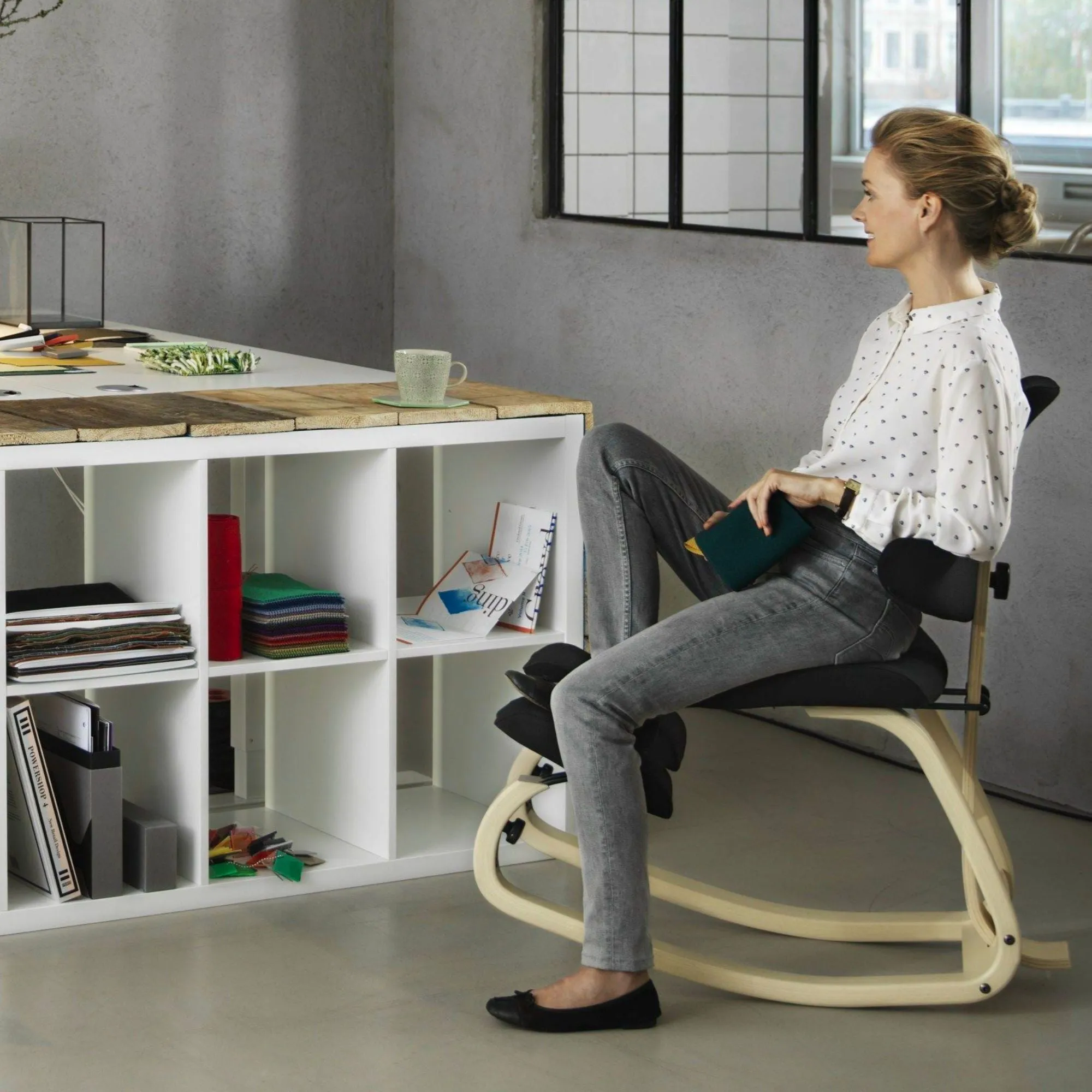 Varier Thatsit Balans Kneeling Chair , Black/Oak